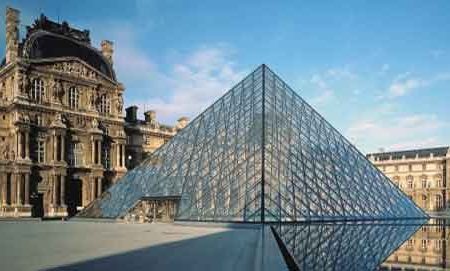 La pyramide du Louvre à Paris, Structure d'acier de 95 tonnes et d'un châssis en aluminium de 105 tonnes.