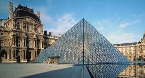 La pyramide du Louvre à Paris, Structure d'acier de 95 tonnes et d'un châssis en aluminium de 105 tonnes.