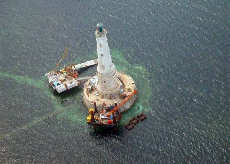 Le phare de Cordouan, phare en pierre blanche de Saintonge mesure 67,5 mètres de haut pour un diamètre à la base de 16 mètres. Il comporte six étages et dispose au total de 311 marches.