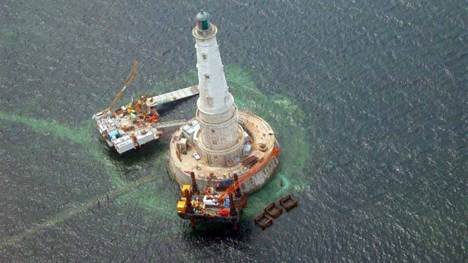 Le phare de Cordouan, phare en pierre blanche de Saintonge mesure 67,5 mètres de haut pour un diamètre à la base de 16 mètres. Il comporte six étages et dispose au total de 311 marches.