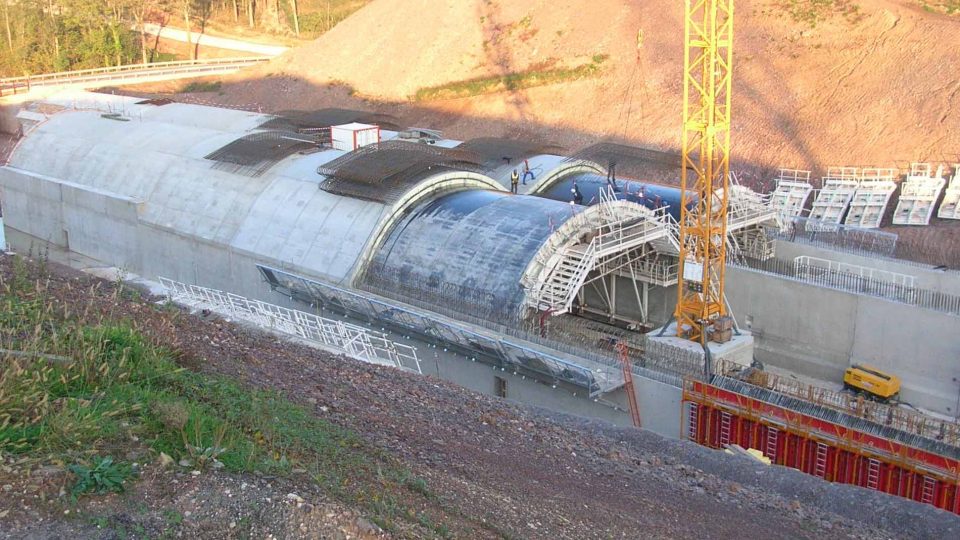 Le tunnel de la Crête des Guillaumaux unnel bi-tube : la longueur de chaque tube est de 355 mètres,A89 à Beauregard-de-Terrasson