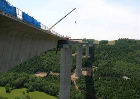 Le viaduc de la Sioule, pont autoroutier qui franchit la Sioule à Bromont-Lamothe, dans le Puy-de-Dôme