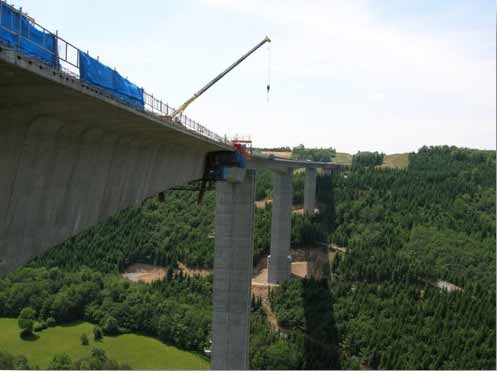Le viaduc de la Sioule, pont autoroutier qui franchit la Sioule à Bromont-Lamothe, dans le Puy-de-Dôme